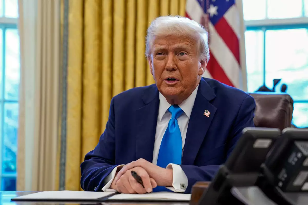 El presidente de los Estados Unidos, Donald Trump, habla mientras firma documentos en la Oficina Oval de la Casa Blanca en Washington, EE. UU. 4 de febrero de 2025