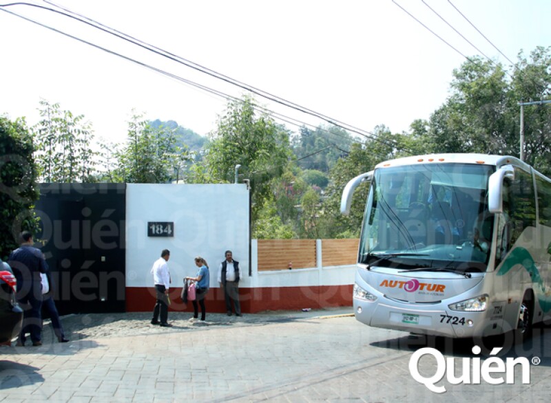 Afuera del lugar, equipo de seguridad vigila la entrada y salida de personas.