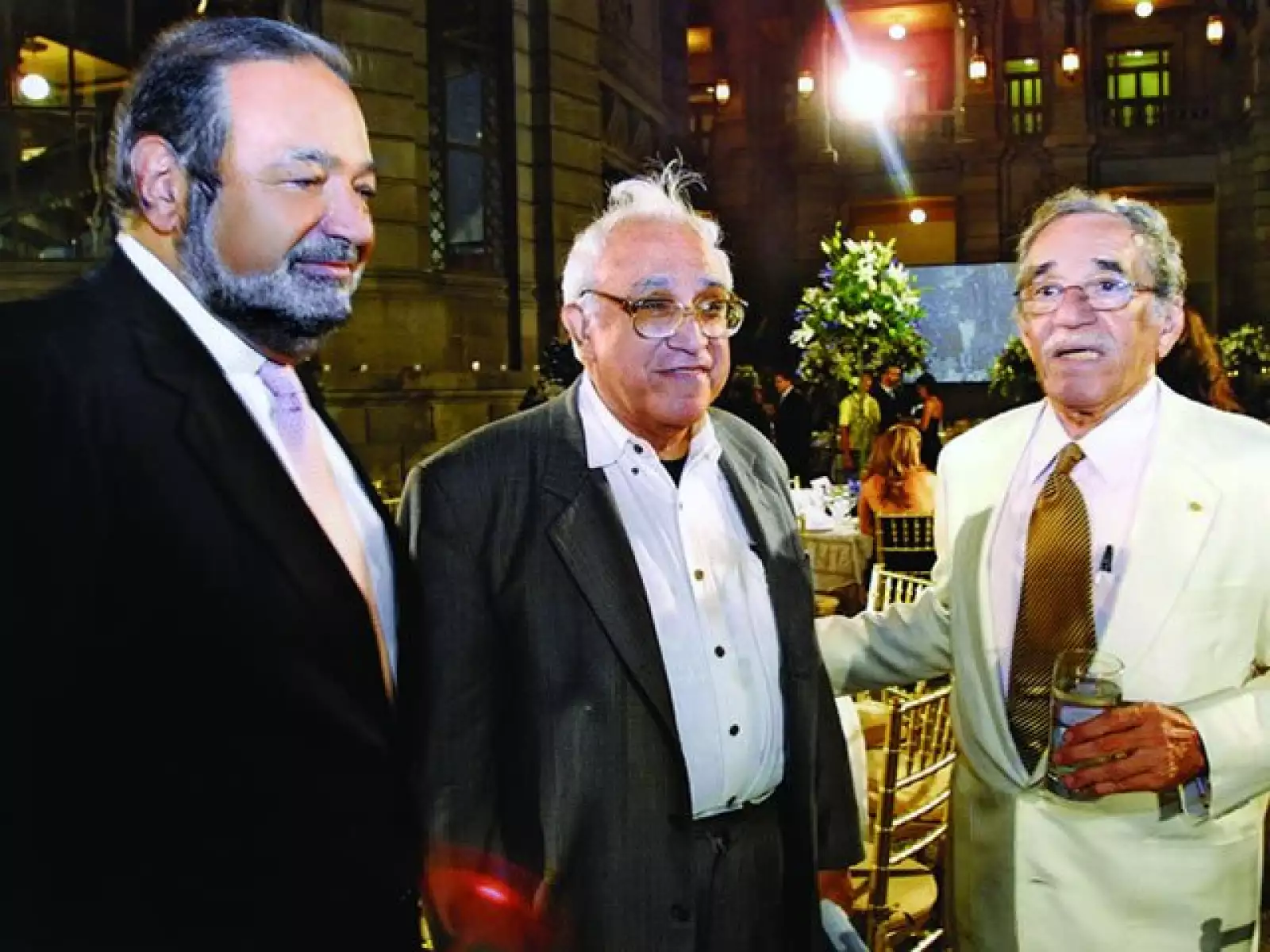 Carlos Slim acompañado por dos grandes de la literatura: Carlos Monsiváis y Gabriel García Márquez.