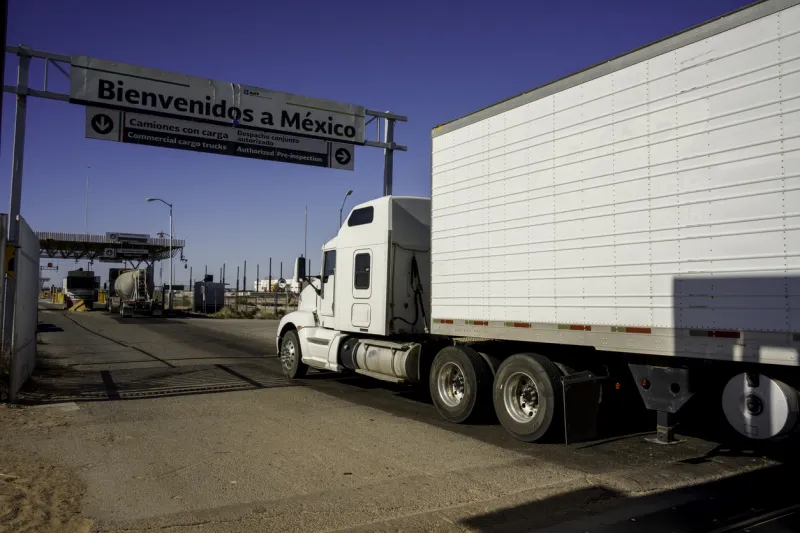 Pipa y camión de carga ingresando a México por una de sus aduanas terrestres en el norte del país.