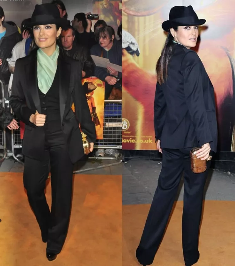 La actriz sigue en la promoción de la película `El gato con botas´ y para la premiere en Londres eligió un traje completo, con todo y sombrero.