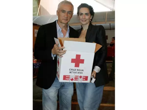 La actriz sostiene una relación sentimental con el periodista Jorge Ramos. En la imagen, la pareja ayudando en la Cruz Roja del DF para los damnificados de Veracruz.