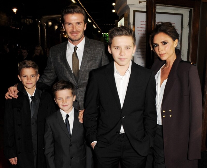 Victoria llegó acompañada de David y de sus hijos Brooklyn de 13, Romeo de 10 y Cruz de 7 años