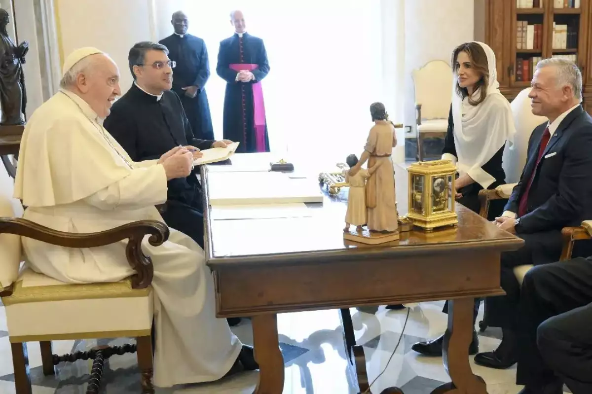 La reina Rania de Jordania impacta en su vista al Vaticano