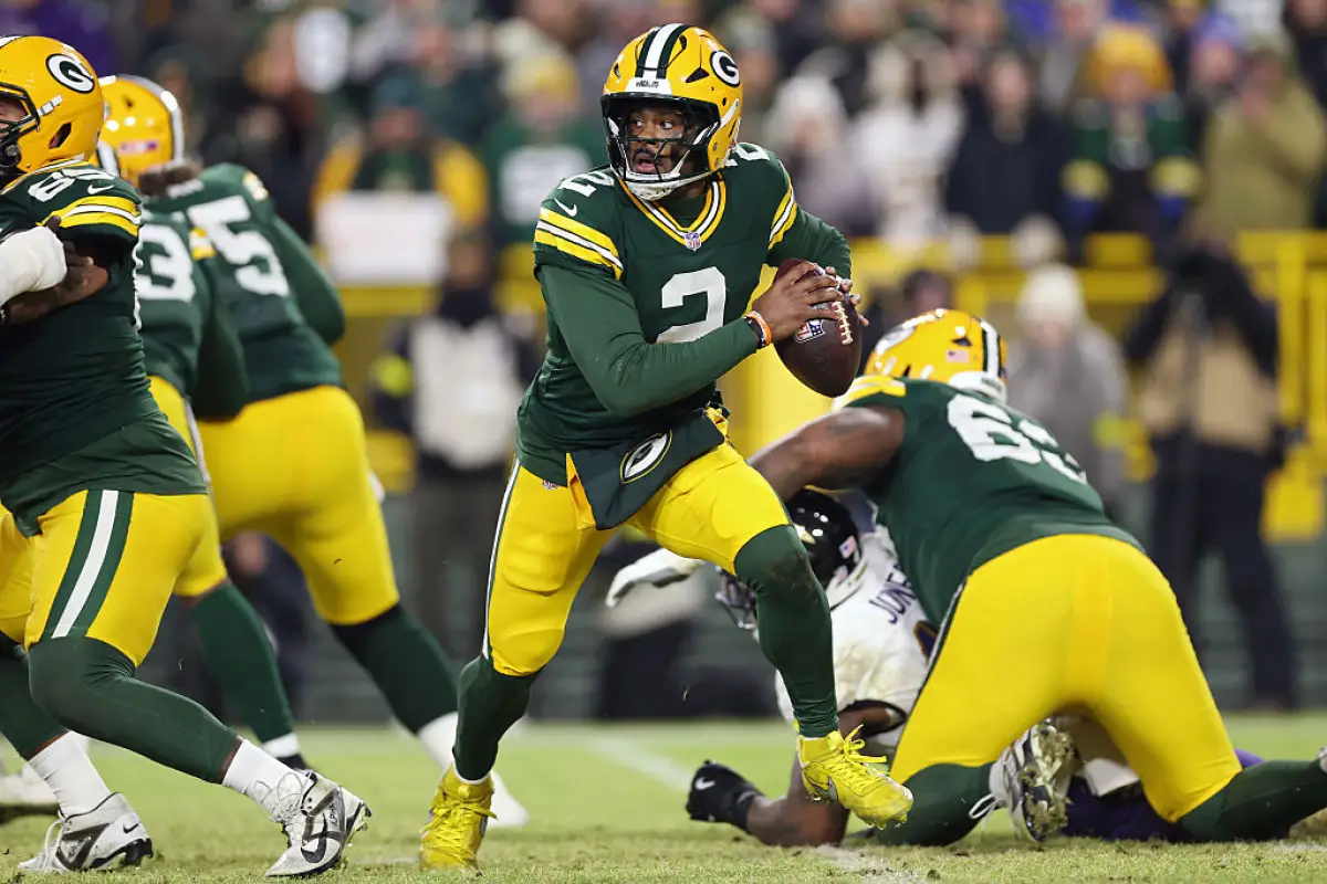 Foto de Malik Willis corriendo con el balón en la mano en el partido Packers vs Ravens de diciembre de 2025