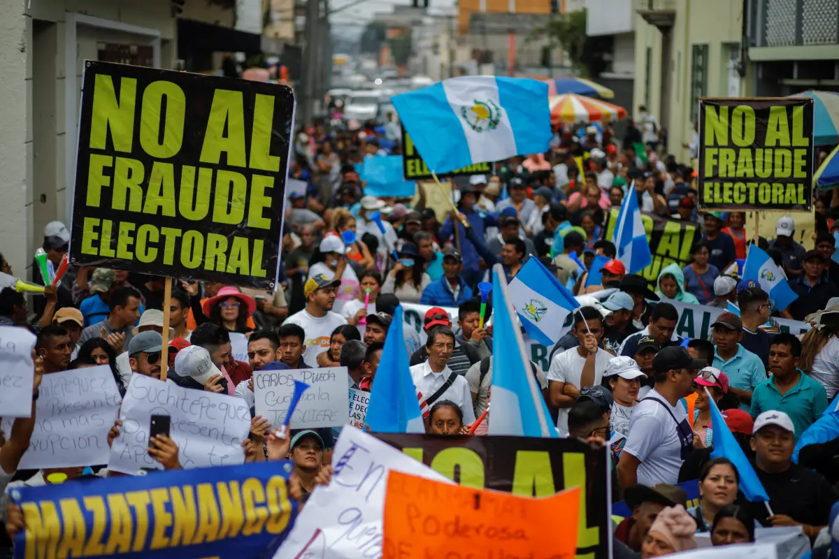 Los partidarios del ex candidato presidencial Carlos Pineda asisten a una manifestación después de que el Tribunal Constitucional suspendiera su candidatura a las elecciones presidenciales, en la Ciudad de Guatemala, Guatemala, el 26 de mayo de 2023.