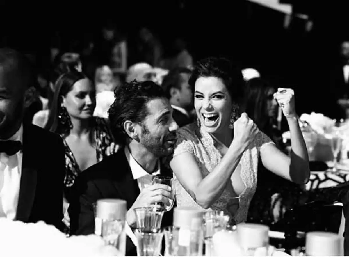 El actor donó una obra de Bansky que se subastó en un millón de dólares,mientras que la novia de Pepe Bastón adquirió una litografía de Liz Taylor en 550 mil euros.