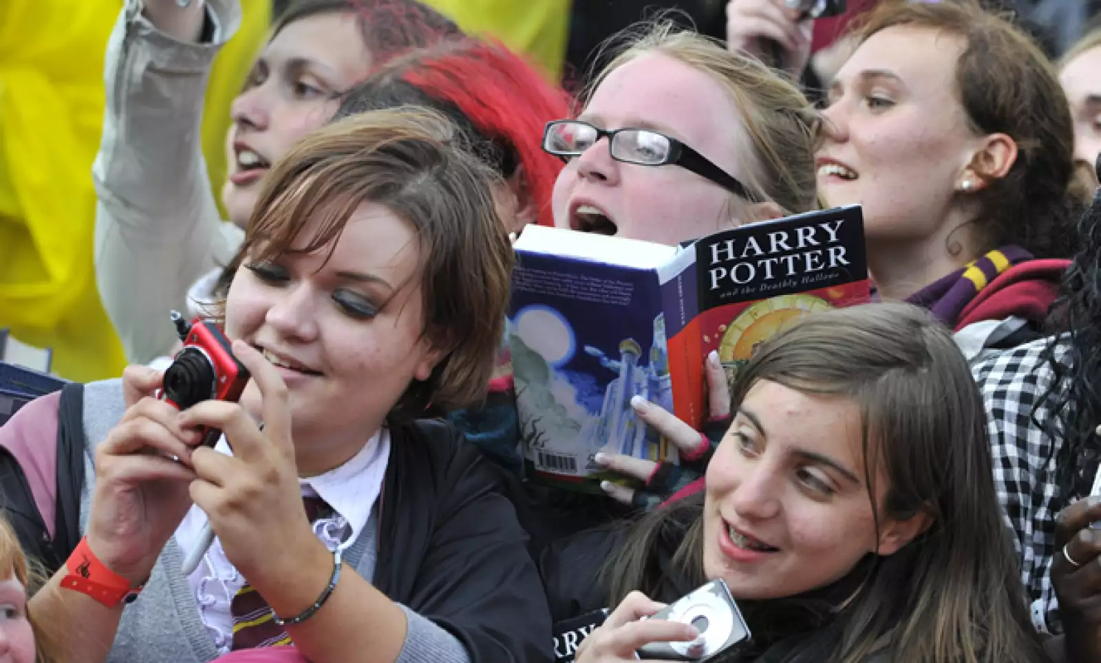 Miles de fans aguantaron la lluvia y las restricciones de seguridad en Trafalgar Square, en el centro de Londres, en el preestreno de la película.