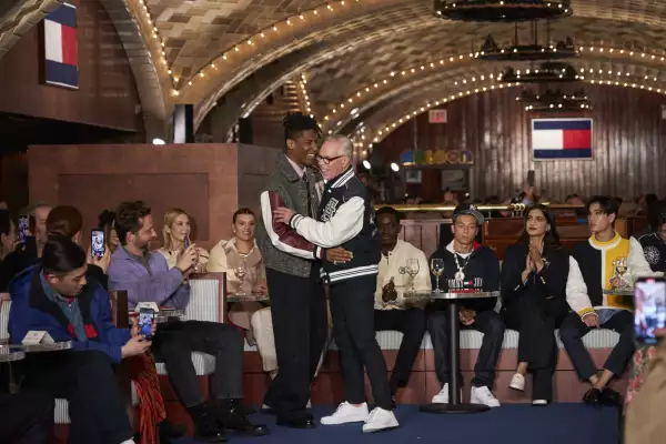 Tommy Hilfiger y Jon Batiste en el desfile de Tommy Hilfiger FW24