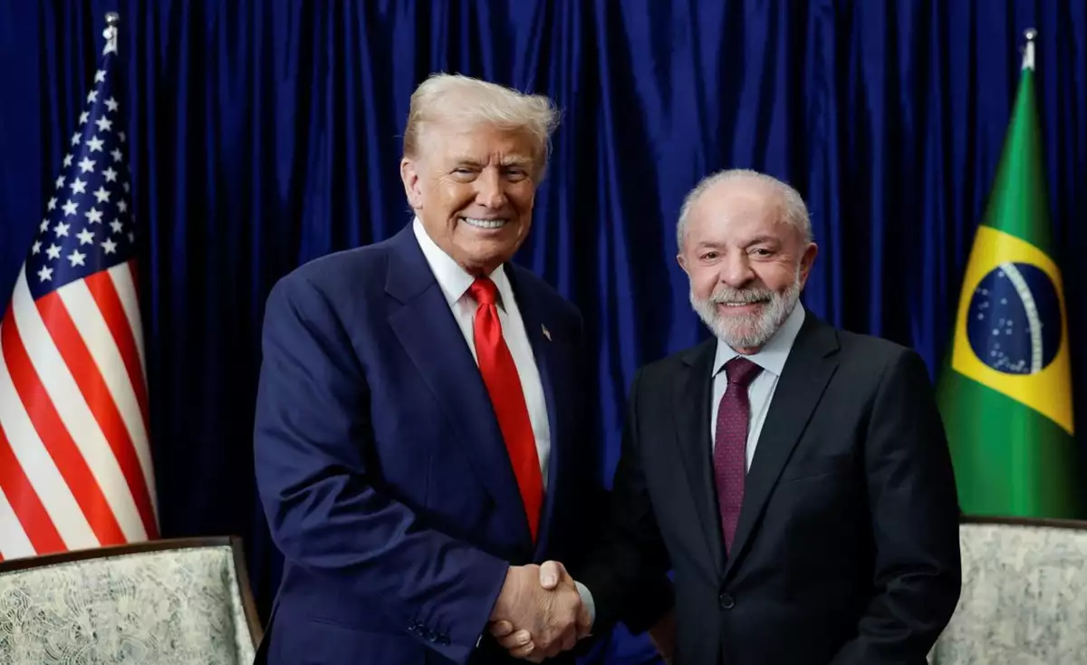 El presidente de los Estados Unidos, Donald Trump, y el presidente brasileño Luiz Inacio Lula da Silva se dan la mano mientras se encuentran al margen de la 47a cumbre de la Asociación de Naciones del Sudeste Asiático (ASEAN) en Kuala Lumpur, Malasia, el 26 de octubre de 2025.