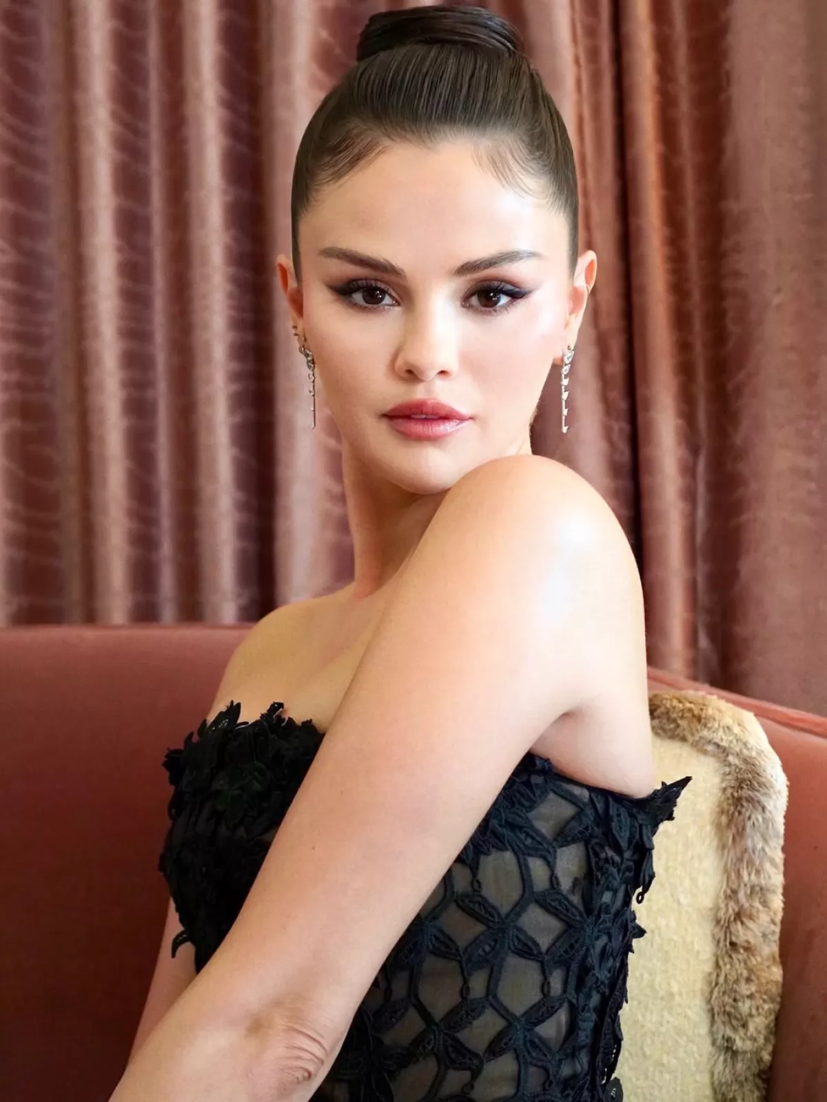 Selena Gomez usó un vestido negro de Oscar de la Renta para la cena de ensayo de la boda de Taylor Swift