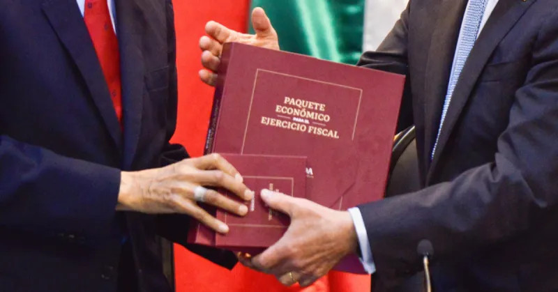 Un hombre entrega y uno recibe el paquete económico-.jpg