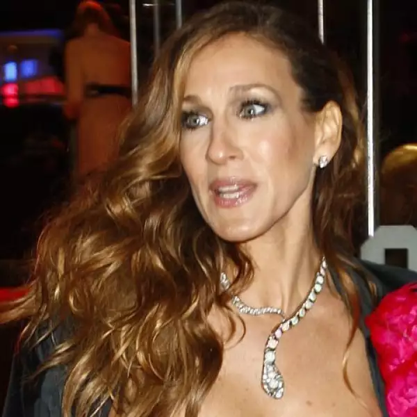 Sarah Jessica Parker llegó a la alfombra roja de la premier de la película que protagonizará junto a Hugh Grant, se veía guapísima pero un poco angustiada, ¿será por su vestuario o porque se sentía perdida?.