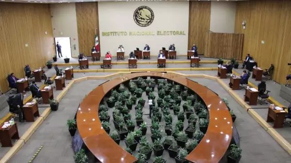 INE en sesión semipresencial