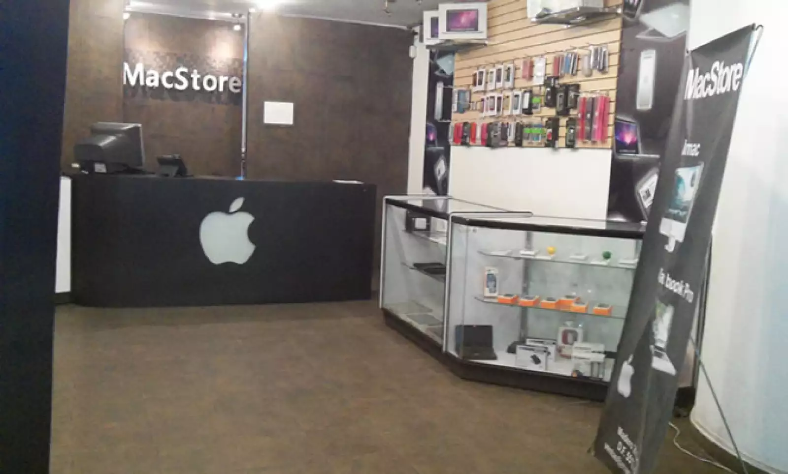 Este establecimiento también comercializa accesorios para computadoras distintas a las Mac.