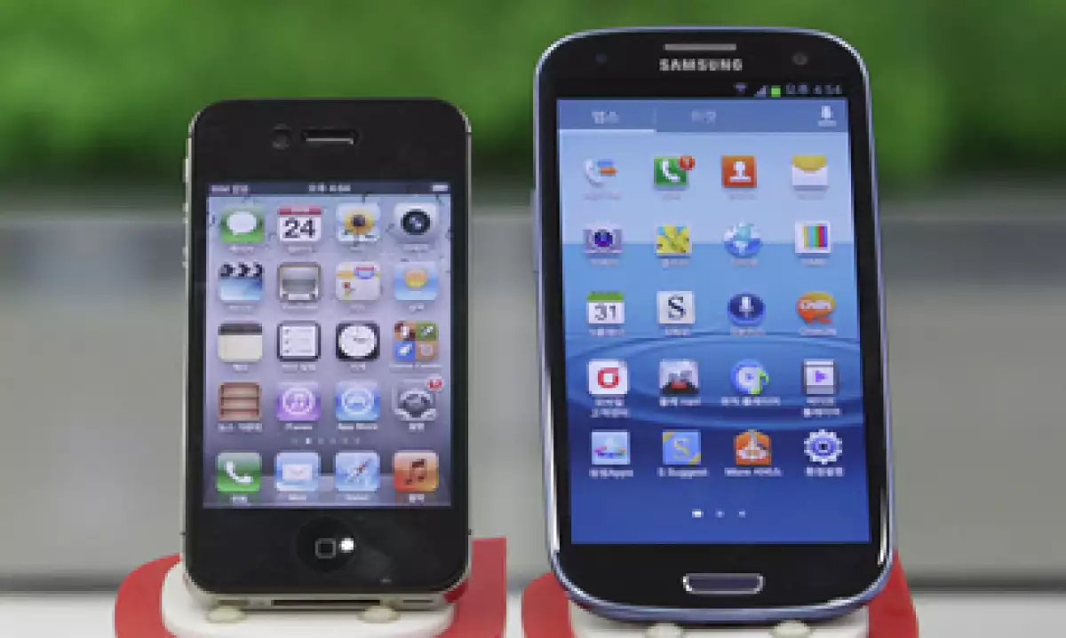 El jurado resolvió que Samsung debería pagar más de 1,000 mdd a Apple por infringir patentes. (Foto: AP)