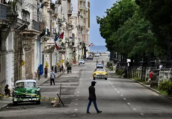Se ven personas y vehículos a lo largo de una calle en La Habana el 11 de julio de 2026. Cuba sufrió su segundo apagón nacional en cinco días el 10 de julio cuando las crisis energéticas y económicas gemelas, agravadas por un bloqueo de combustible estadounidense de seis meses, causaron el colapso de la red eléctrica.
