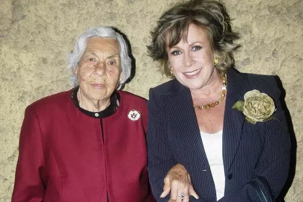 laura-zapata-abuelita-eva-mange.jpg