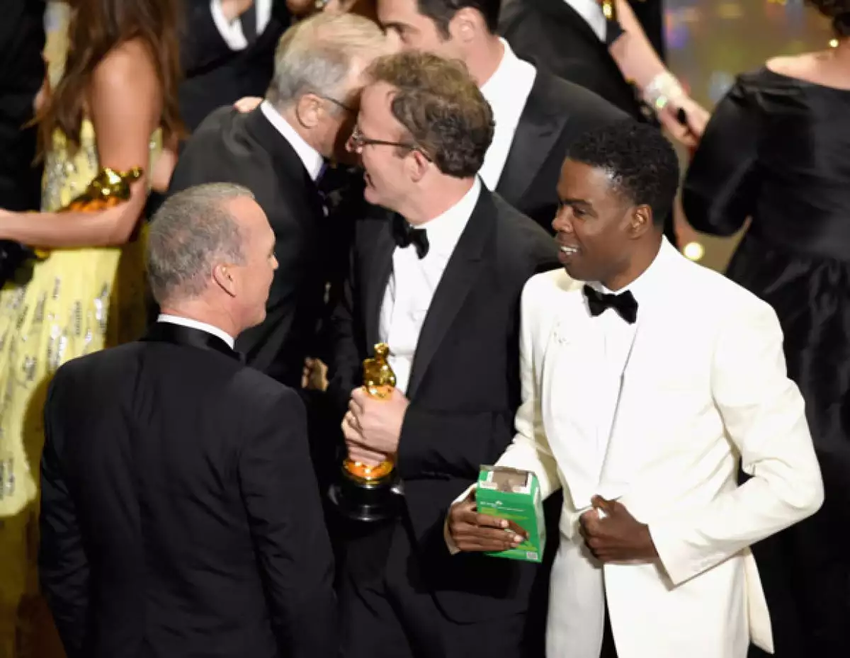 Y la mejor película de la noche va para... "The Rev..." oh, oh, la Academia se aventó un truco que no hacía desde que premió "Crash", "Spotlight" ganó el Oscar de Mejor Película, un premio que nadie se esperaba y menos cuando sólo había ganado la categoría de Mejor Guión Original. Eso sí, la gran ganadora de la noche fue "Mad Max: Fury Road" con 6 premios Oscar.