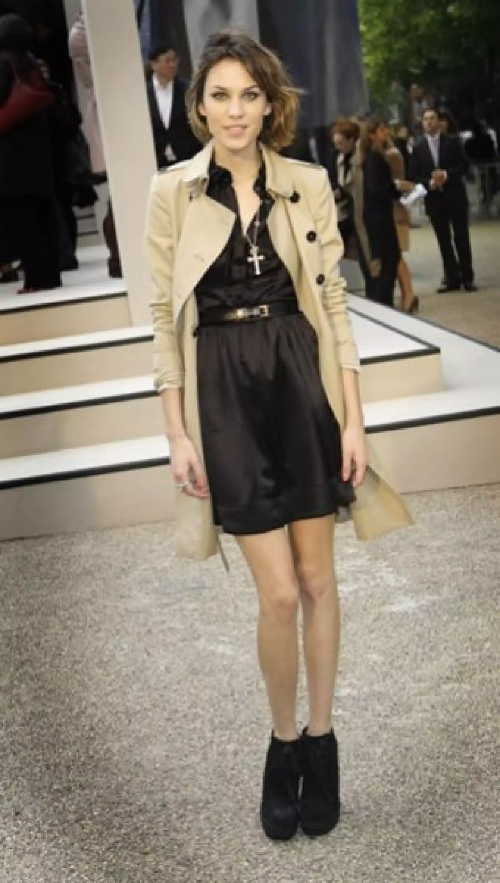 La conductora Alexa Chung fue considerada la mejor vestida del mundo por ELLE UK el año pasado, y no es para menos, pues su estilo es único, e incluso una bolsa Mulberry ya lleva su nombre.