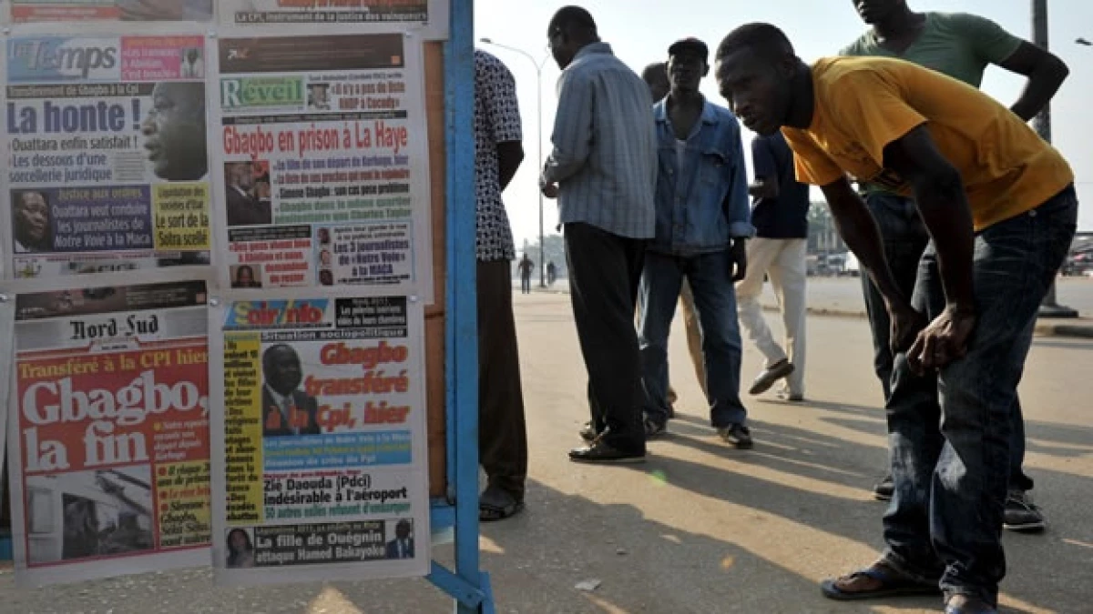 un hombre lee noticias sobre laurente gbagbo