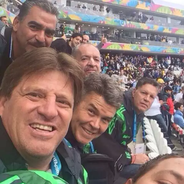 Uno de los personajes del Mundial, Miguel Herrera, junto a parte de su cuerpo técnico y directivos.