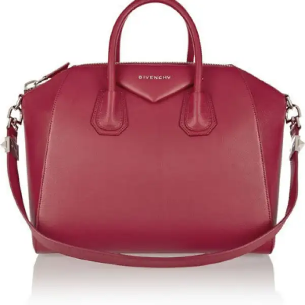 Puedes complementar total look en este tono con la bolsa Givenchy o usarla para darle un toque de color a tu outfit.