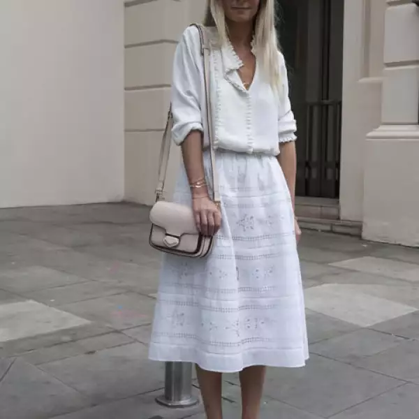 Juega con un total look en blanco aprovechando diferentes texturas y tonos claros.