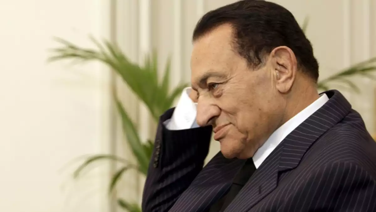 el ex presidente de egipto sentado