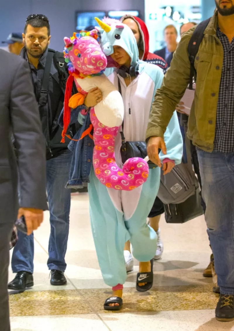 Después de una noche de concierto y fiesta en Australia, la cantante se preparaba para tomar su próximo vuelo, llamando la atención de los paparazzi con su particular pijama.