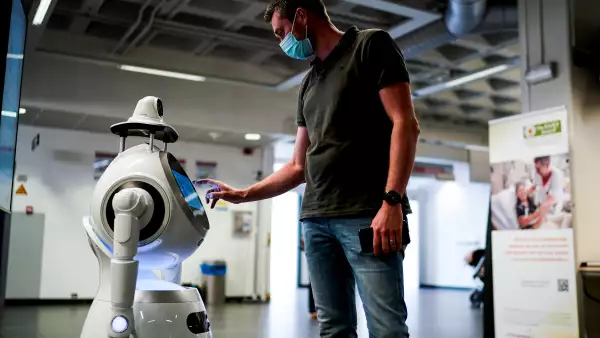Robot de Zorabot BELGIUM-HEALTH-VIRUS-ROBOT