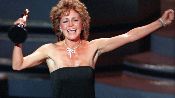 En 1985 la actriz Sally Field recibió su segunda estatuilla. En su discurso afirmó emocionada: “¡les agrado, en verdad les agrado!”.