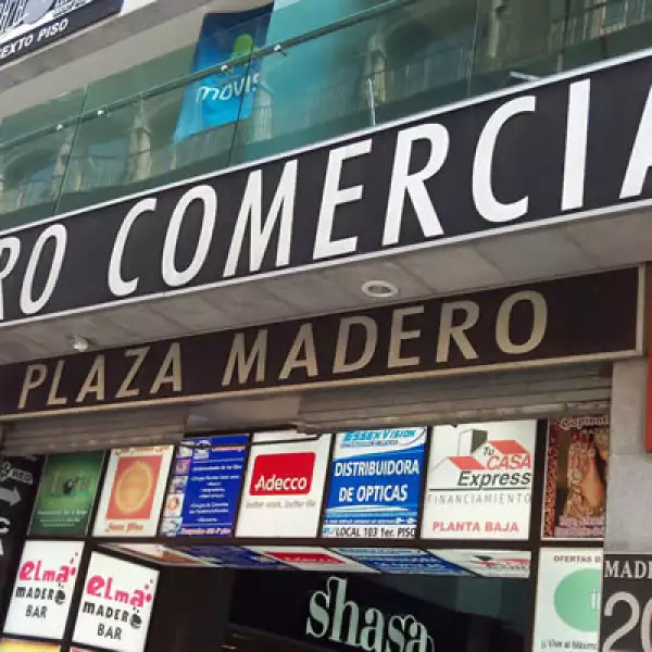 Plaza Madero está ubicada sobre la avenida del mismo nombre, en el centro de la Ciudad de México.