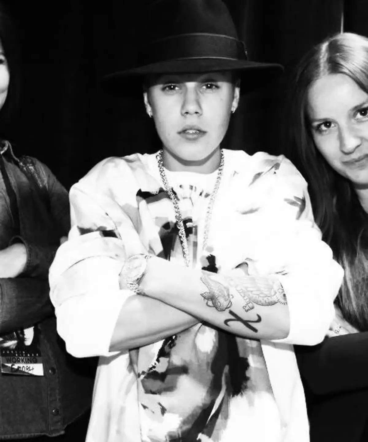 El canadiense se decidió por un nuevo diseño, en esta ocasión, se grabó un pez estilo japonés en el brazo. Fueron las Beliebers quienes subieron la foto a una cuenta de Twitter.