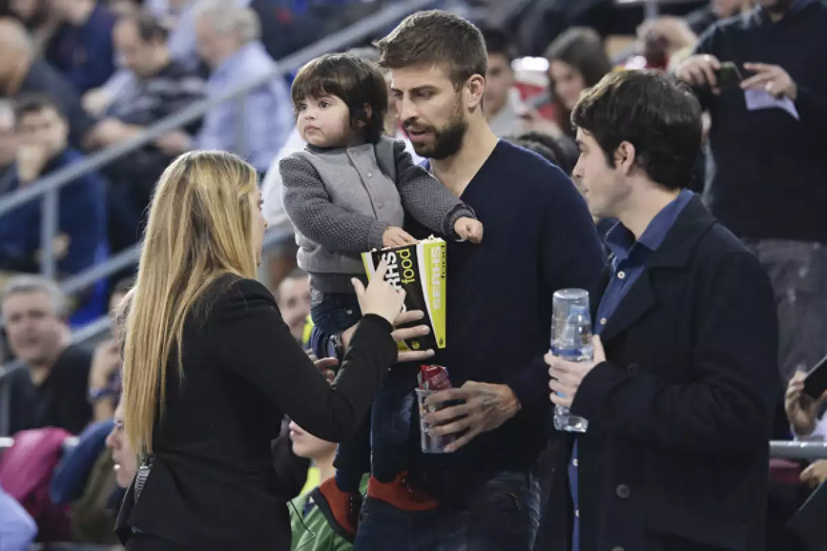 Gerard y Milan tuvieron lugares preferentes en la duela, y cuando se terminó el juego Piqué llevó a su hijo en brazos.