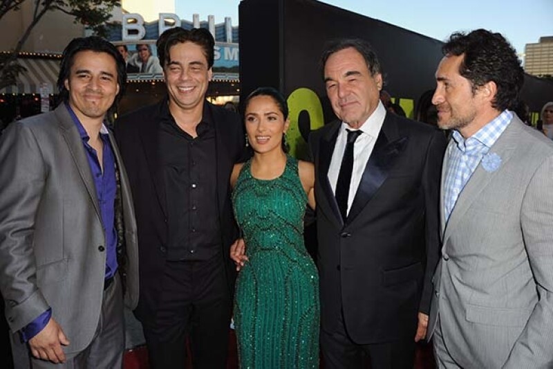 Junto a Benicio del Toro, Salma Hayek y Oliver Stone durante la promoción de la película `Savages´.