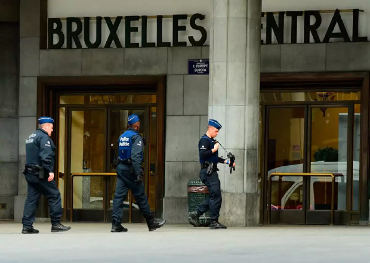 Los ataques en Bélgica dejan decenas de heridos y muertos; las autoridades continúan investigando el modo de operación.
