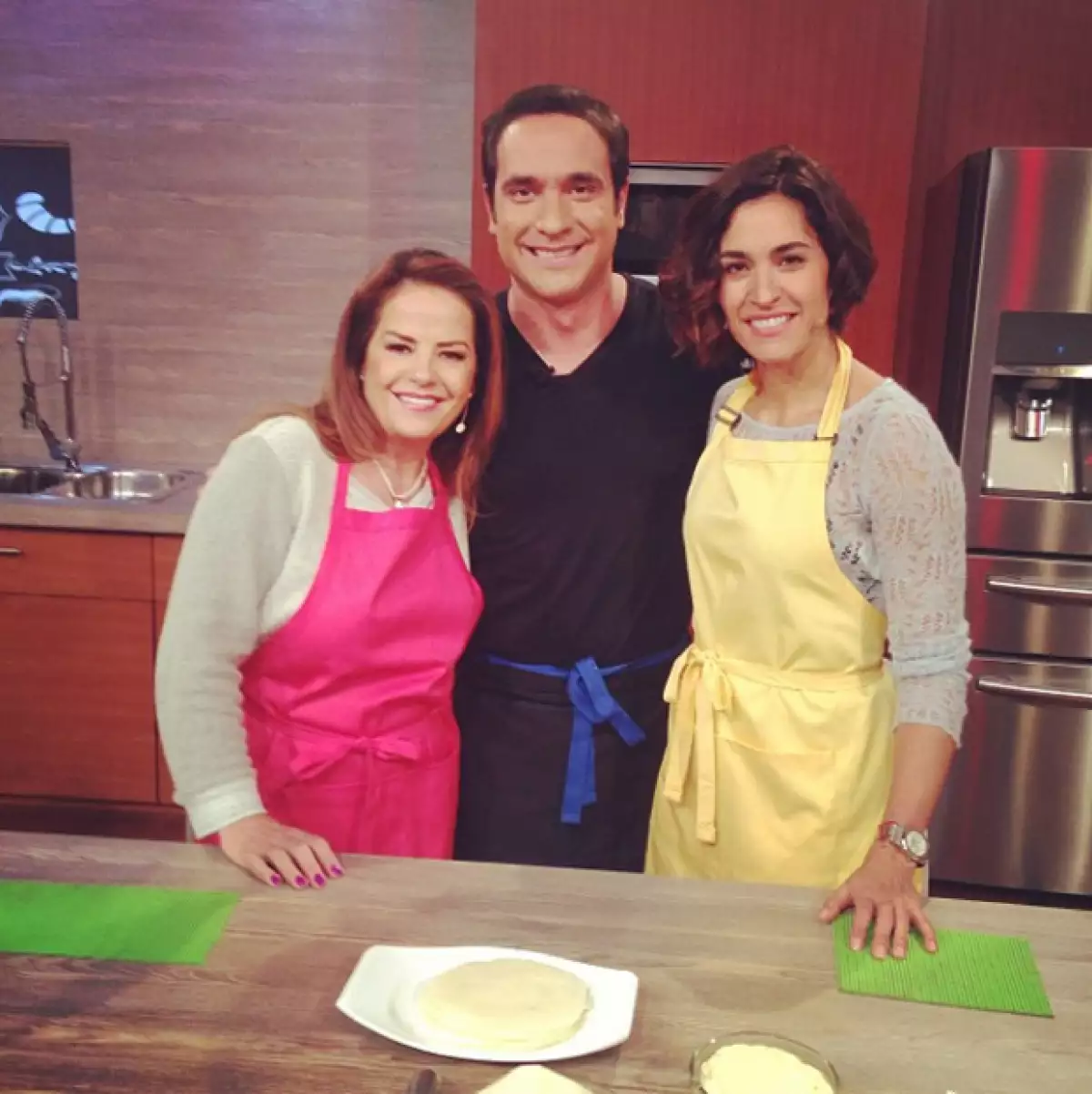 El Chefcito siempre está acompañado de las personalidades de la TV que quieren aprender de su cocina.