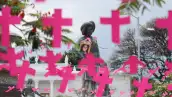 En la foto, cruces de color rosa en protesta por feminicidios en el país.