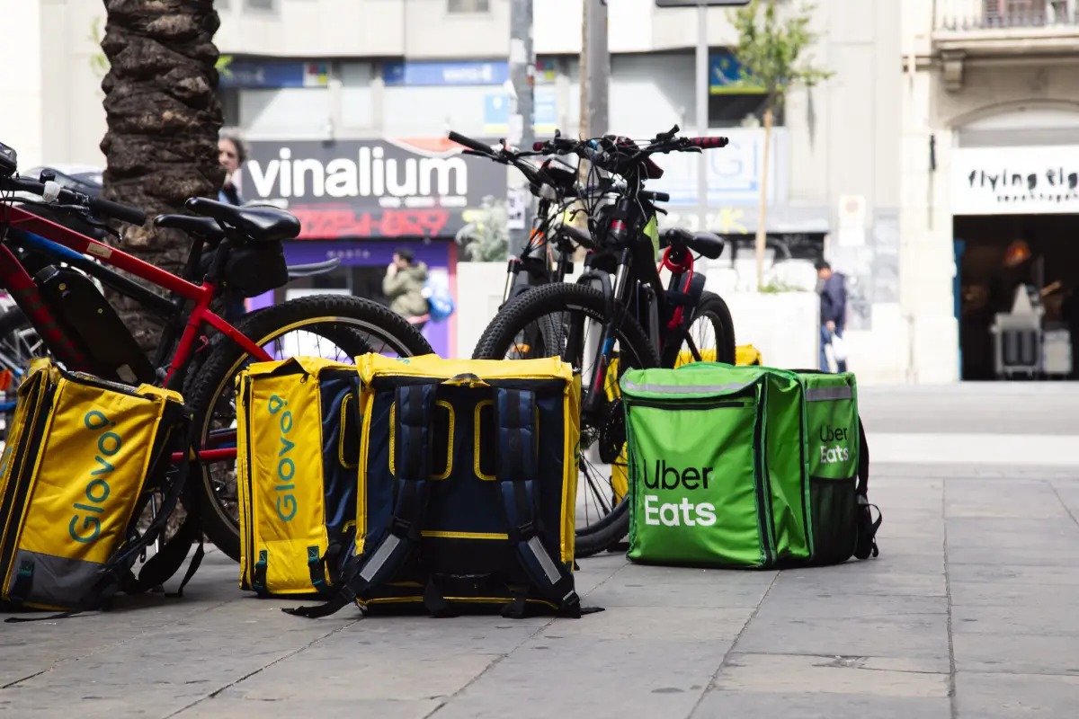 Plazas comerciales deberán dar estacionamiento gratis a repartidores de apps