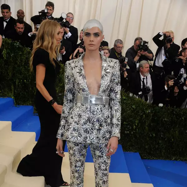 Cara Delevinge portó un look Chanel para la Met Gala en la edición de "Rei Kawakubo/Comme des Garcons: Art Of The In-Between" 