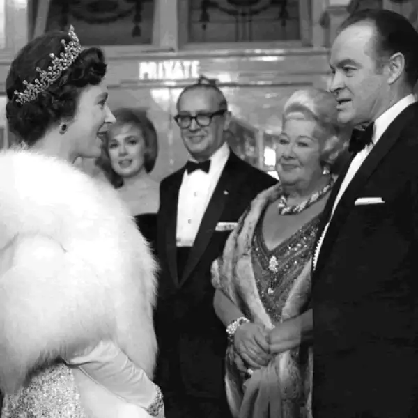 La Reina  renovó hoy su promesa de servicio a los británicos en el día del 60 aniversario de su ascenso al trono.