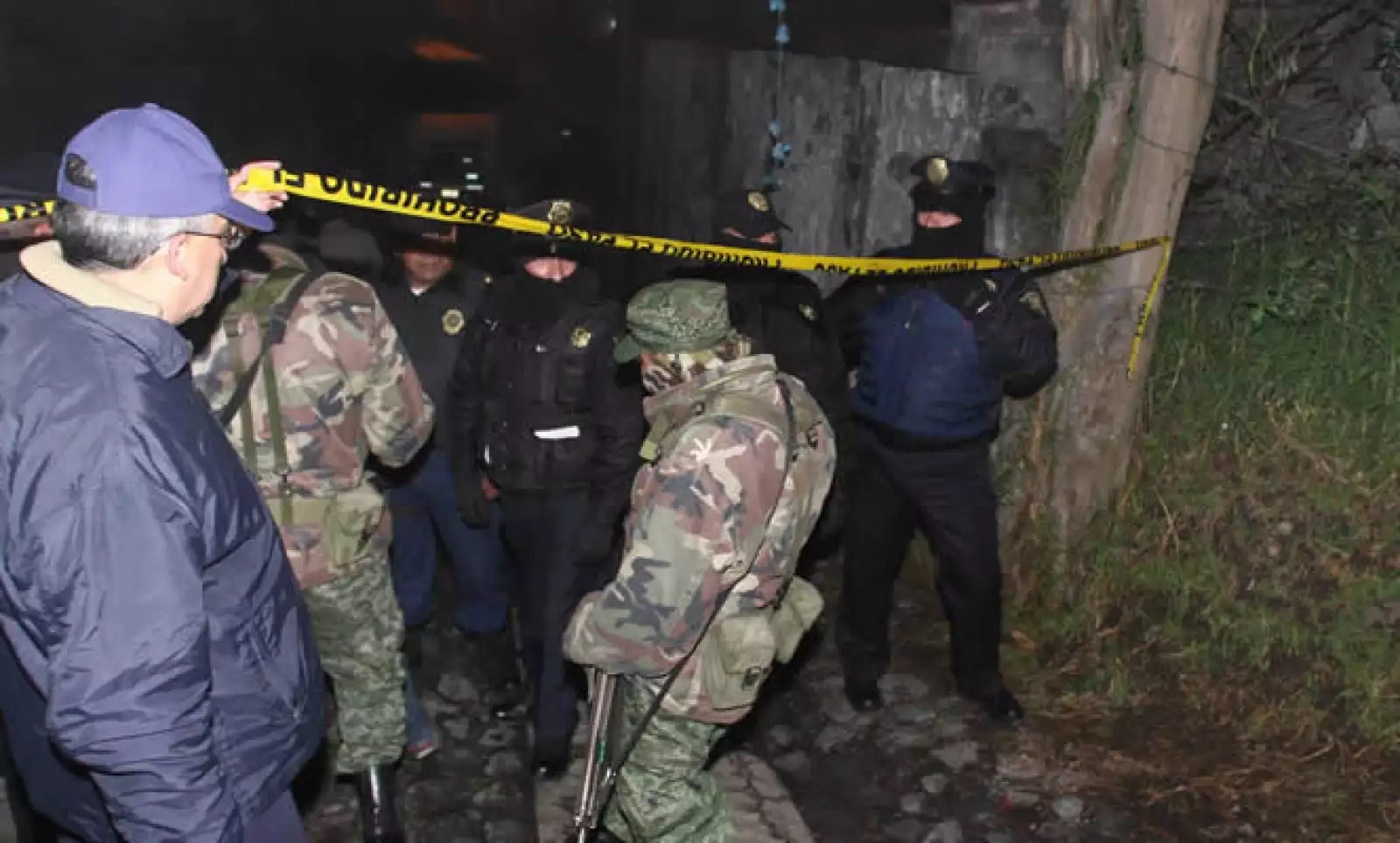 Elementos de policía acordonaron la zona donde cayó el helicóptero que venía de Toluca.