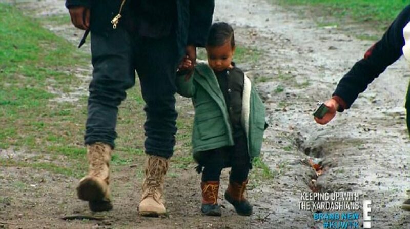 En el detrás de cámaras vemos a North y a su papá en la grabación del video Only One.