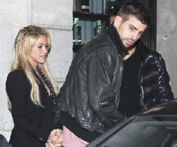 La pareja fue captada tomada de la mano por una agencia paparazzi saliendo de un restaurante en Barcelona.