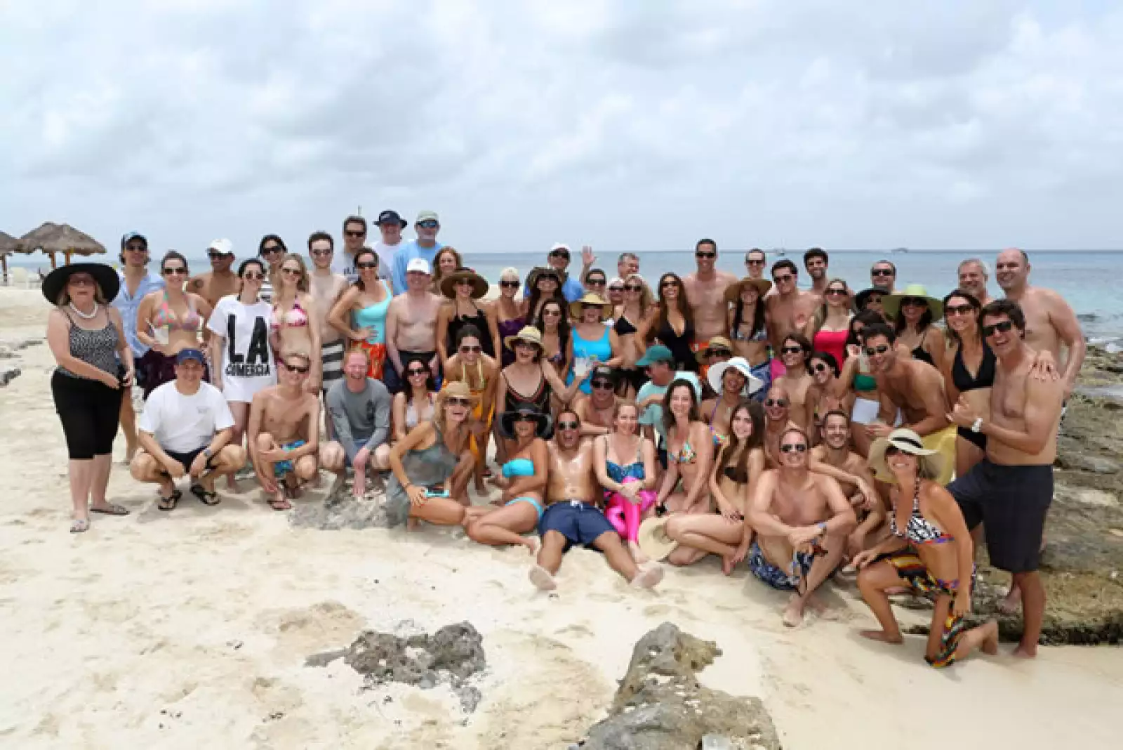 Aquí todos los invitados de Sofía posaron para la foto en grupo.