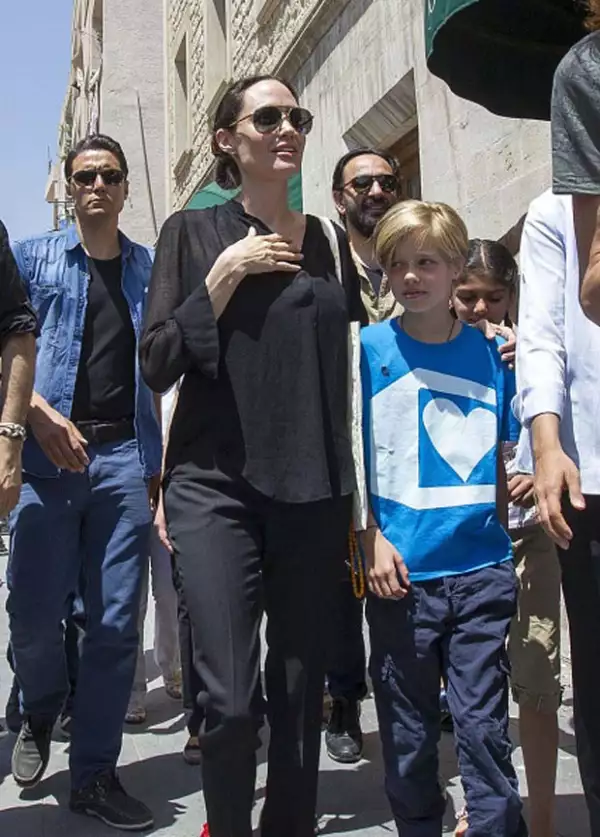 Angelina Jolie se hizo acompañar de su hija Shiloh para visitar un campo de refugiados sirios en Turquía.