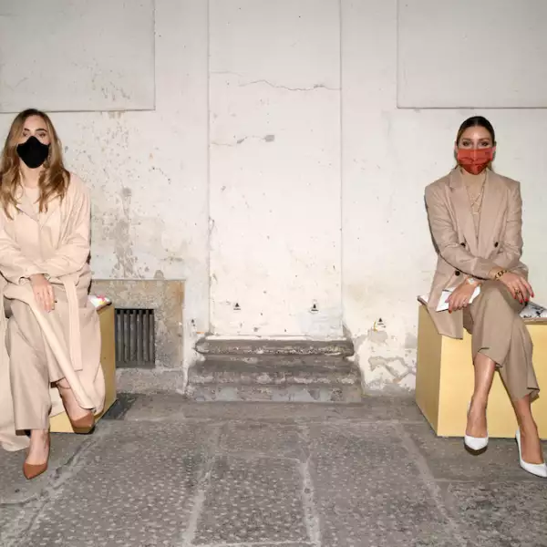 Suki Waterhouse y Olivia Palermo en Boss, Front Row, Spring Summer 2021, Milan Fashion Week, - 25 Sep 2020