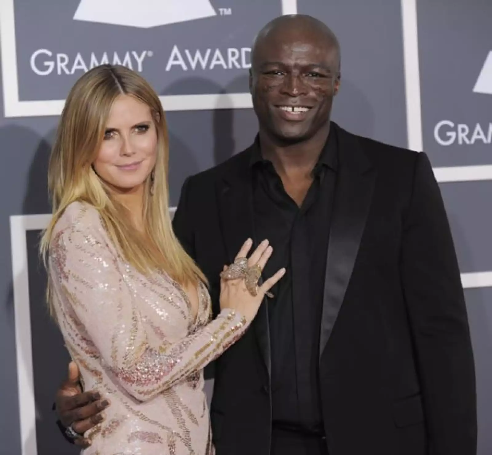 Hay quien se pregunta qué vio la guapa Heidi Klum en su esposo, el cantante Seal. Lo cierto es que a pasar de los cuestionamientos, son un matrimonio muy feliz.