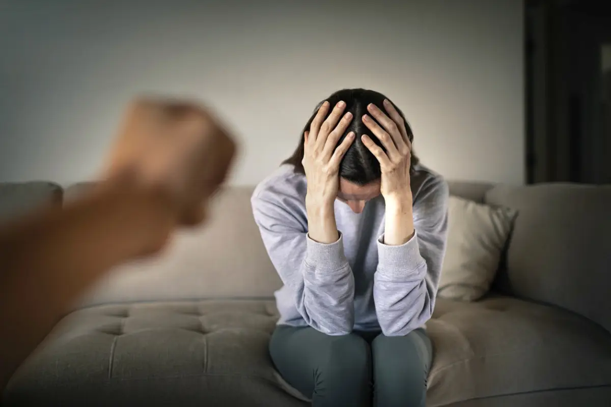 Ilustración de una mujer con miedo por sufrir posible  violencia de género.